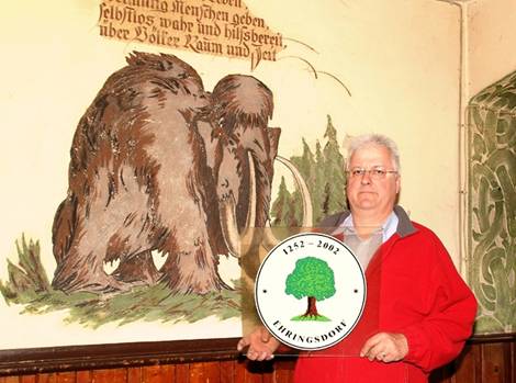 Der Heimatverein Ehringsdorf 01 feiert jetzt seinen 10. „Geburtstag“. Deshalb eine Festwoche im und am Vereinshaus „Zur Linde“, Weimarische Straße 1, vom 17. bis 26. Juni angesagt. Vereinsvorsitzender Gerd Schacke: „Uns fehlen etwa 100 Stühle und 15 bis 20 Tische. Der Verein kann diese derzeitig nicht selbst finanzieren. Wir suchen einen Sponsor, der bereit ist, den großen Saal des Gasthauses ‚Zur Linde’ mit Stühlen und Tischen zu bestücken.“ © haw